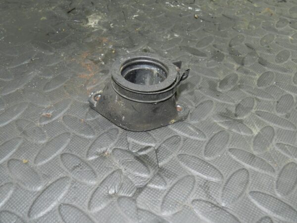 2004 SUSUKI GSXF600. INTAKE FITTING BRACKET RUBBER - Image 2
