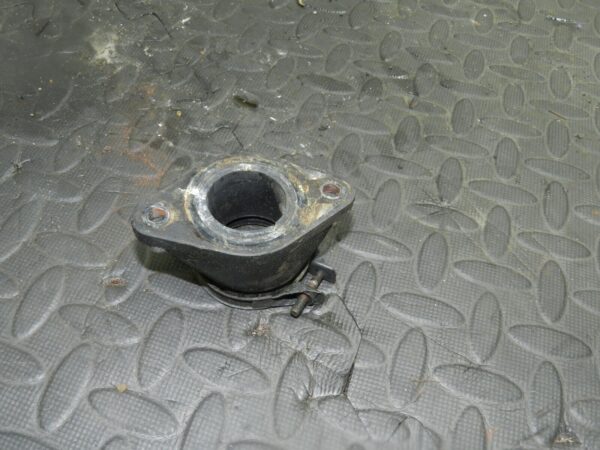 2004 SUSUKI GSXF600. INTAKE FITTING BRACKET RUBBER - Image 3