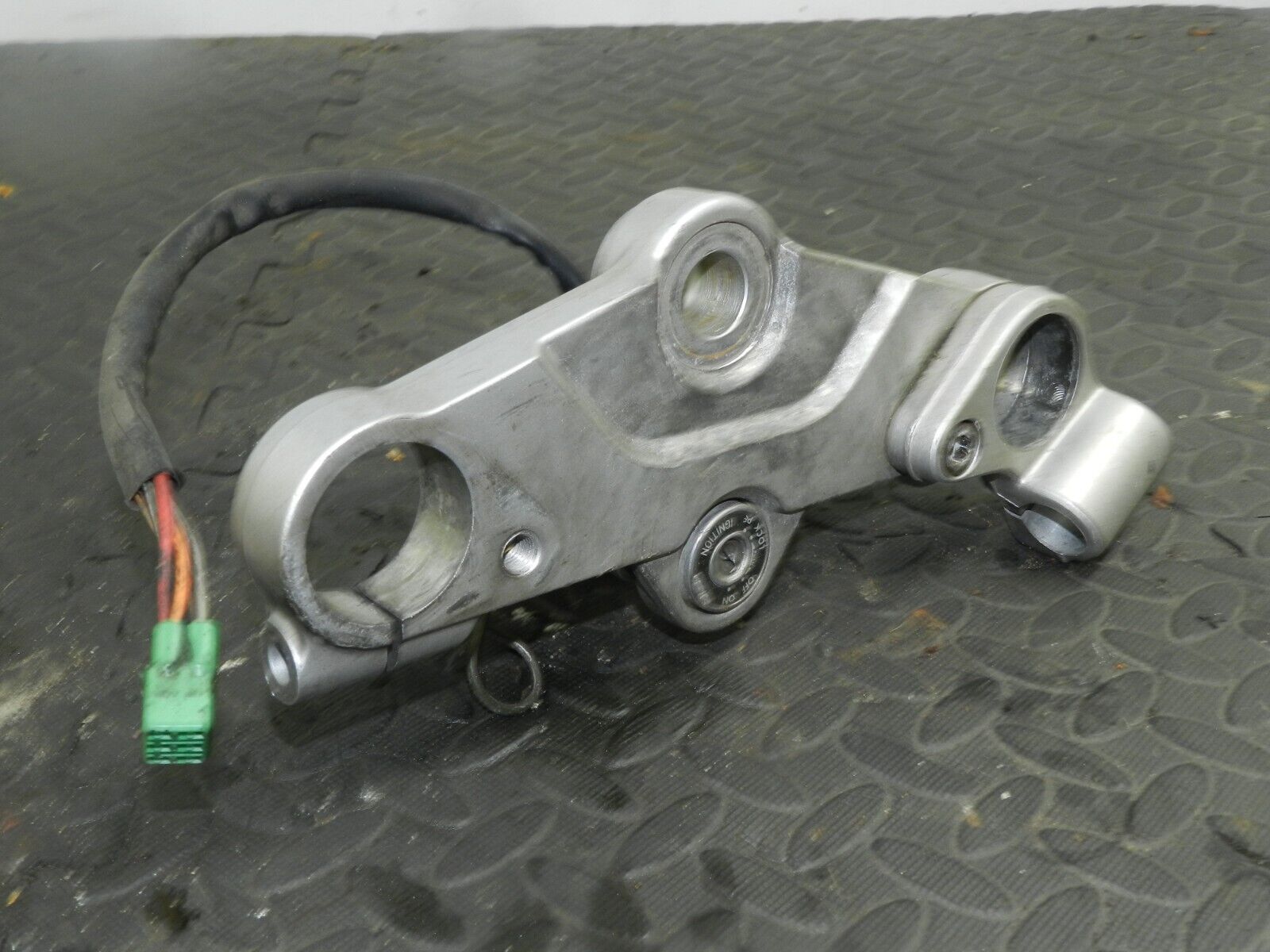 2004 SUSUKI GSXF600. HEADSTOCK + IGNITION BARREL YOLKE