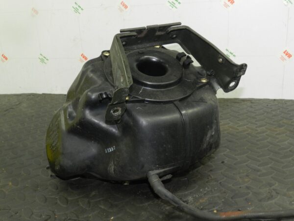 2004 SUSUKI GSXF600. AIR BOX FILTER HOUSING - Image 2