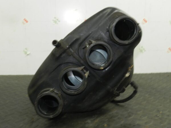 2004 SUSUKI GSXF600. AIR BOX FILTER HOUSING - Image 4