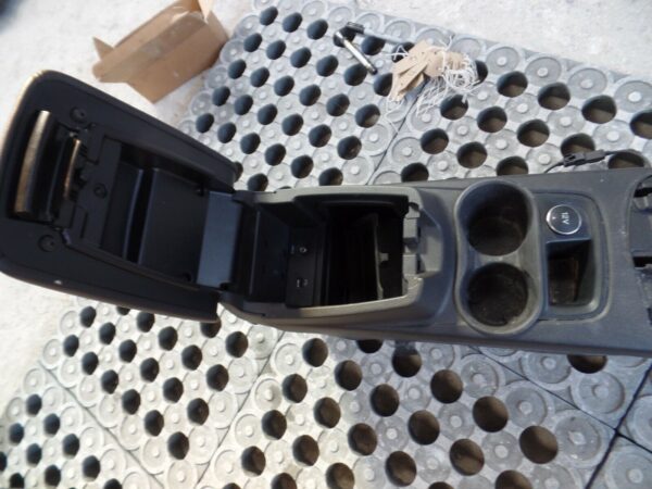 2013 Mk3 Ford Focus Center Console Panel with Cup holder / Arm Rest - Image 3