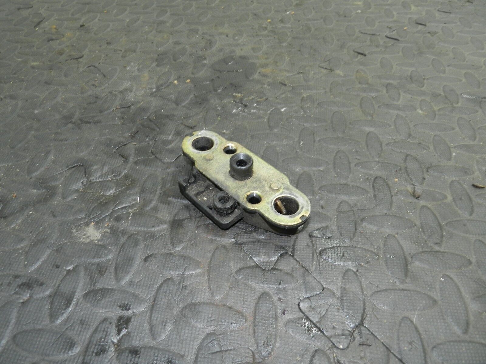 2004 SUSUKI GSXF600. LATCH PLATE SEAT LOCK