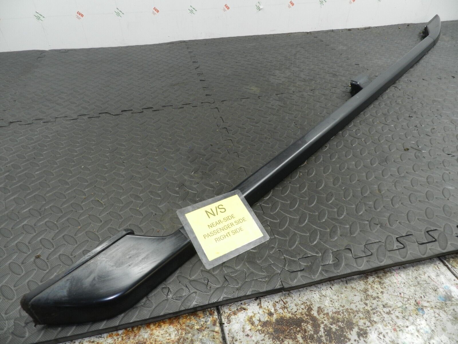 2006 MITSUBISHI SHOGUN MK3. PASSENGER SIDE ROOF TRIM RAIL