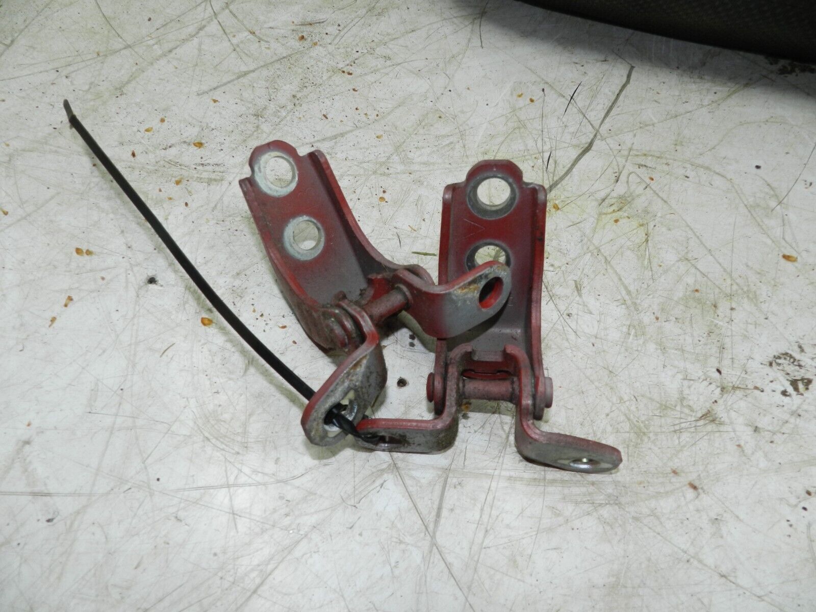 (129) 2005 HONDA JAZZ. PASSANGER SIDE FRONT DOOR HINGES