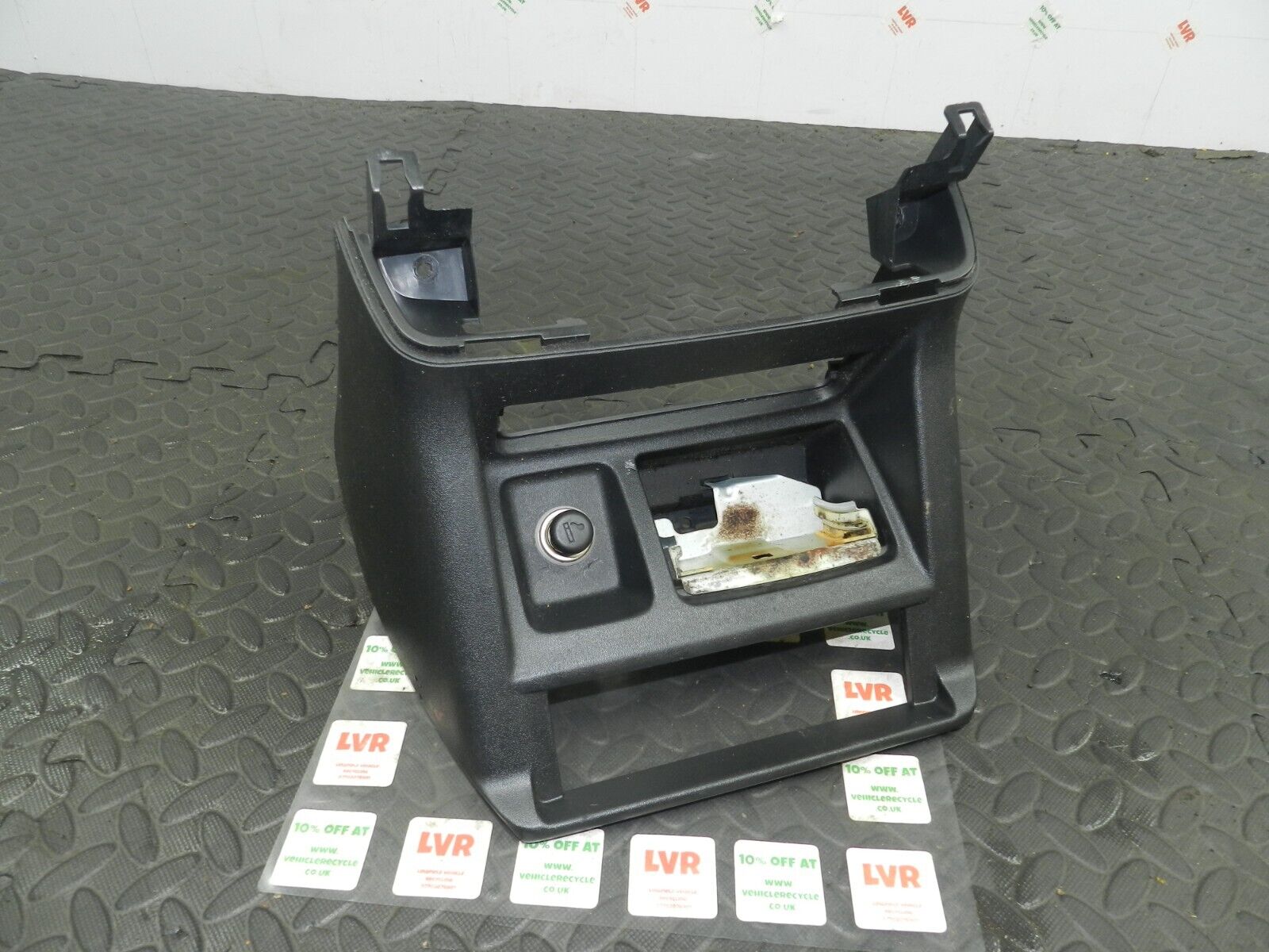 2006 MITSUBISHI SHOGUN MK3. CENTRE CONSOLE FRAME FRONT PANEL 12V SOCKET