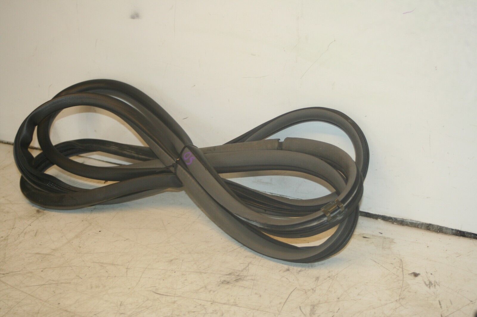 (99) TOYOTA RAV 4 3 DOOR. DRIVER SIDE DOOR RUBBER SEAL 3 DOOR - Image 2