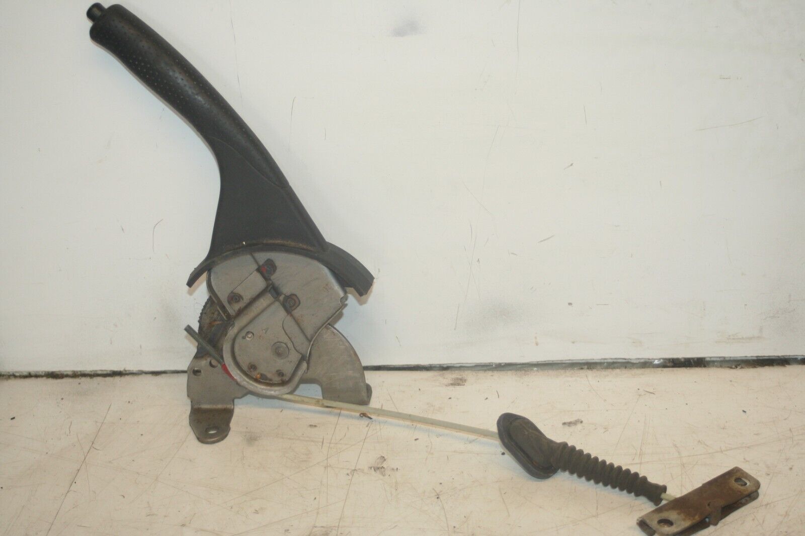 (99) TOYOTA RAV 4 3 DOOR. HANDBRAKE LEVER
