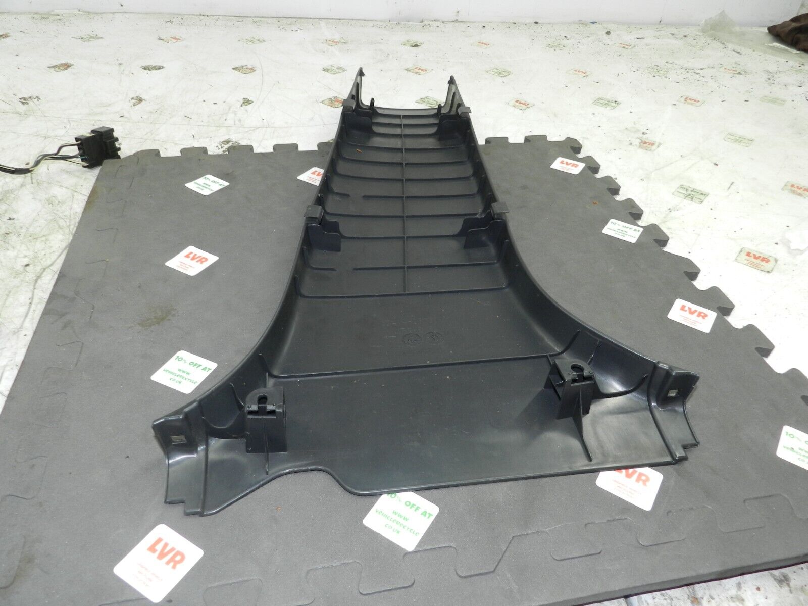 (133) 2005 TOYOTA AVENSIS. PASSENGER SIDE LOWER B PILLAR TRIM PANEL