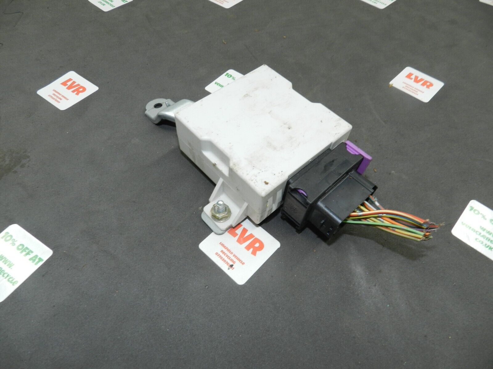 (133) 2005 TOYOTA AVENSIS. WIPER RELAY ECU