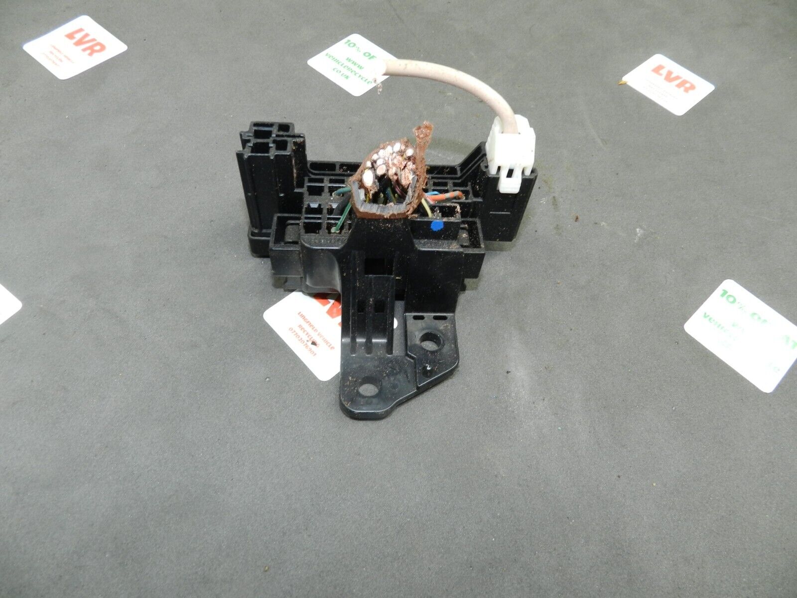 (133) 2005 TOYOTA AVENSIS. FUSE BOX