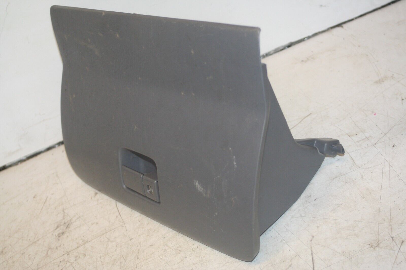 (99) TOYOTA RAV 4 3 DOOR. GLOVE BOX LID