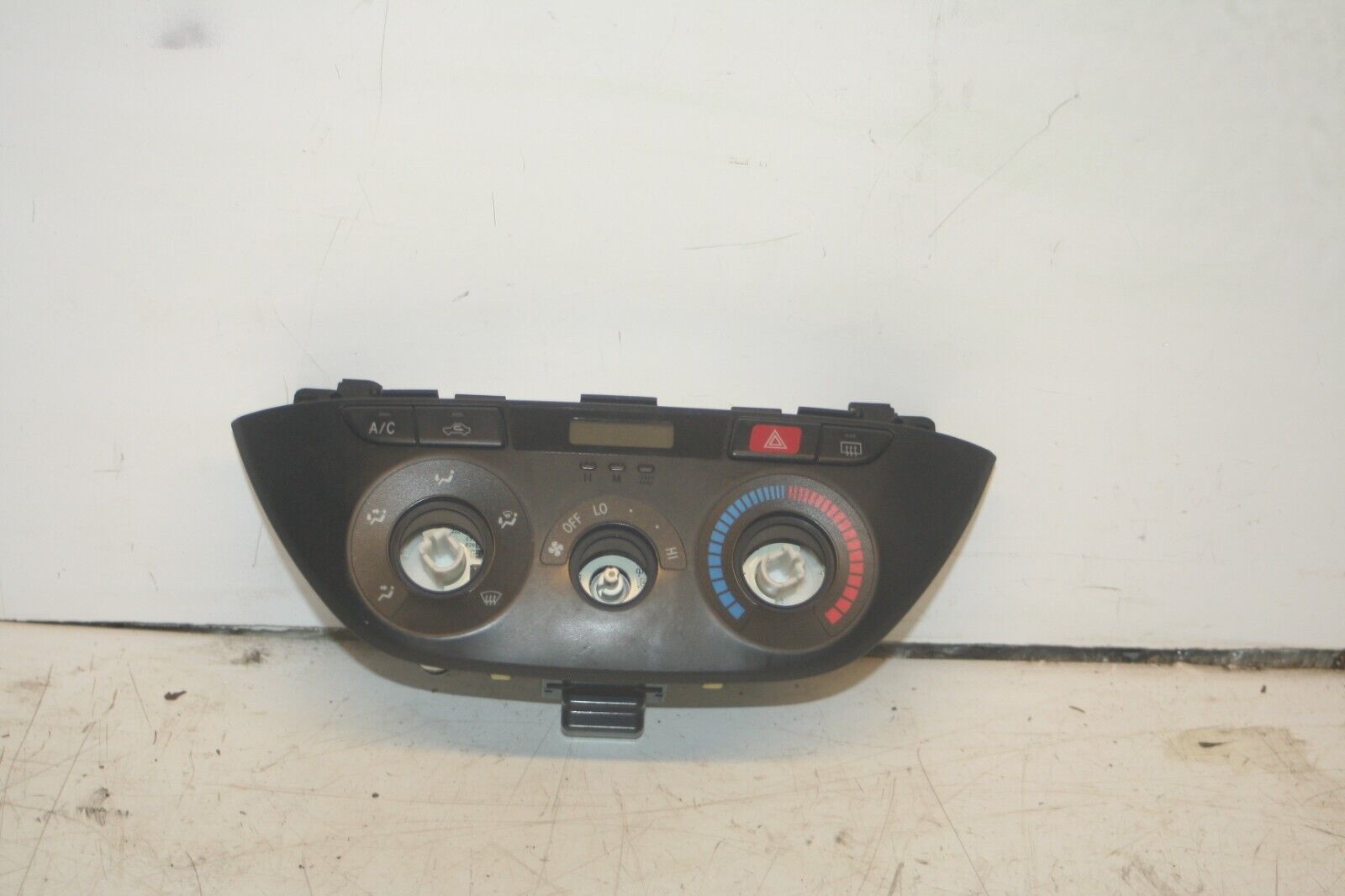 (99) TOYOTA RAV 4 3 DOOR. HEATER CONTROLLER WITH AIR CON