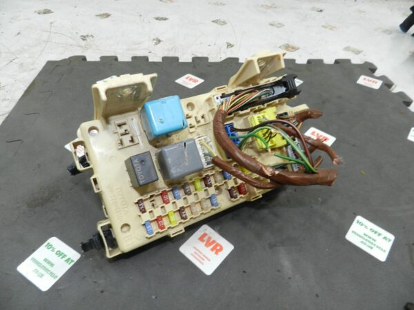 (133) 2005 TOYOTA AVENSIS. FUSE BOX BOARD