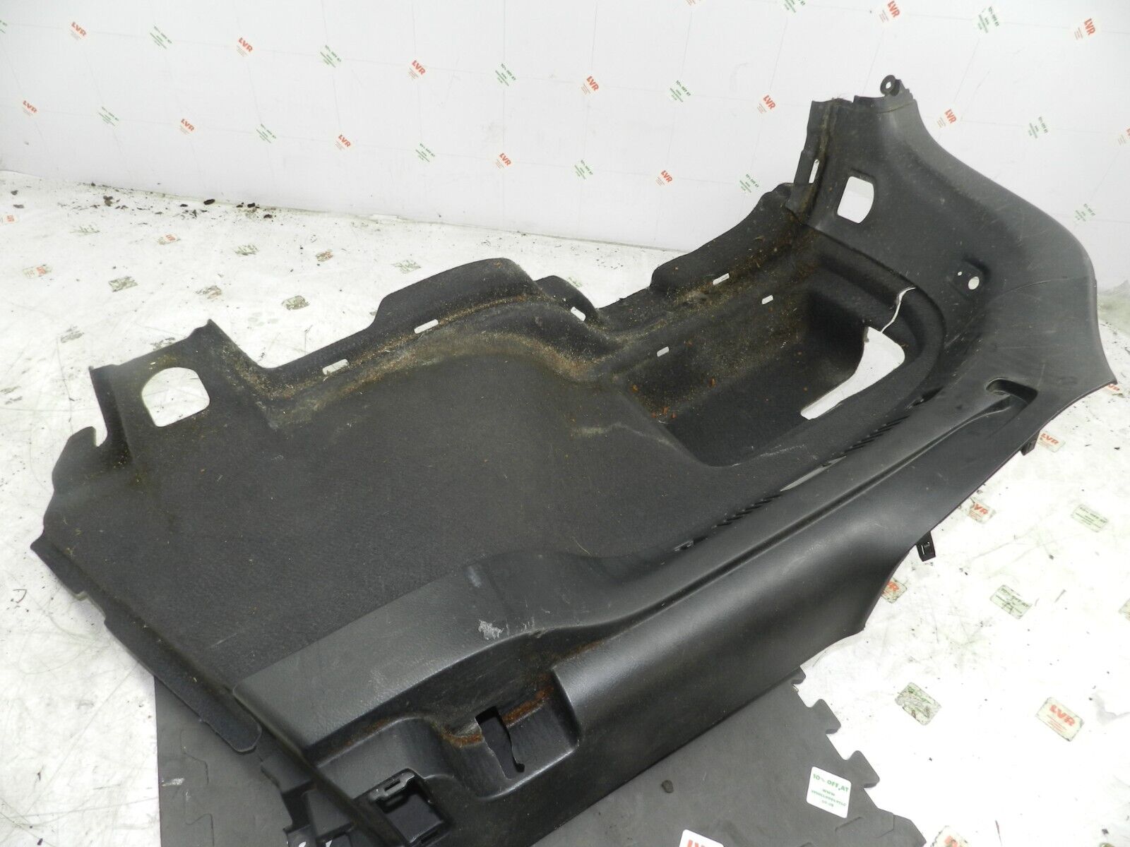 (133) 2005 TOYOTA AVENSIS. PASSENGER SIDE BOOT CARPET SIDE TRIM