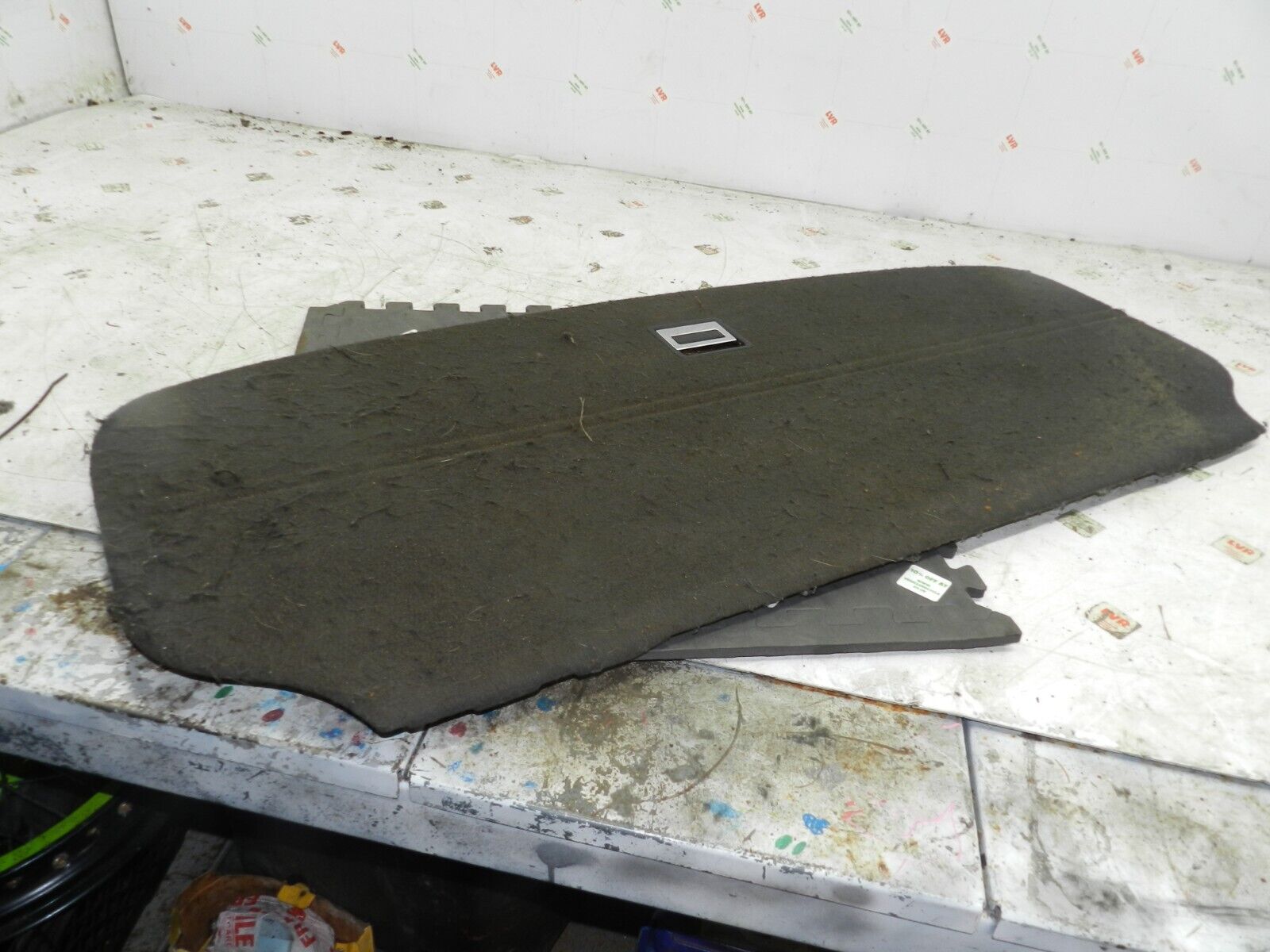 (133) 2005 TOYOTA AVENSIS. BOOT CARPET TRIM