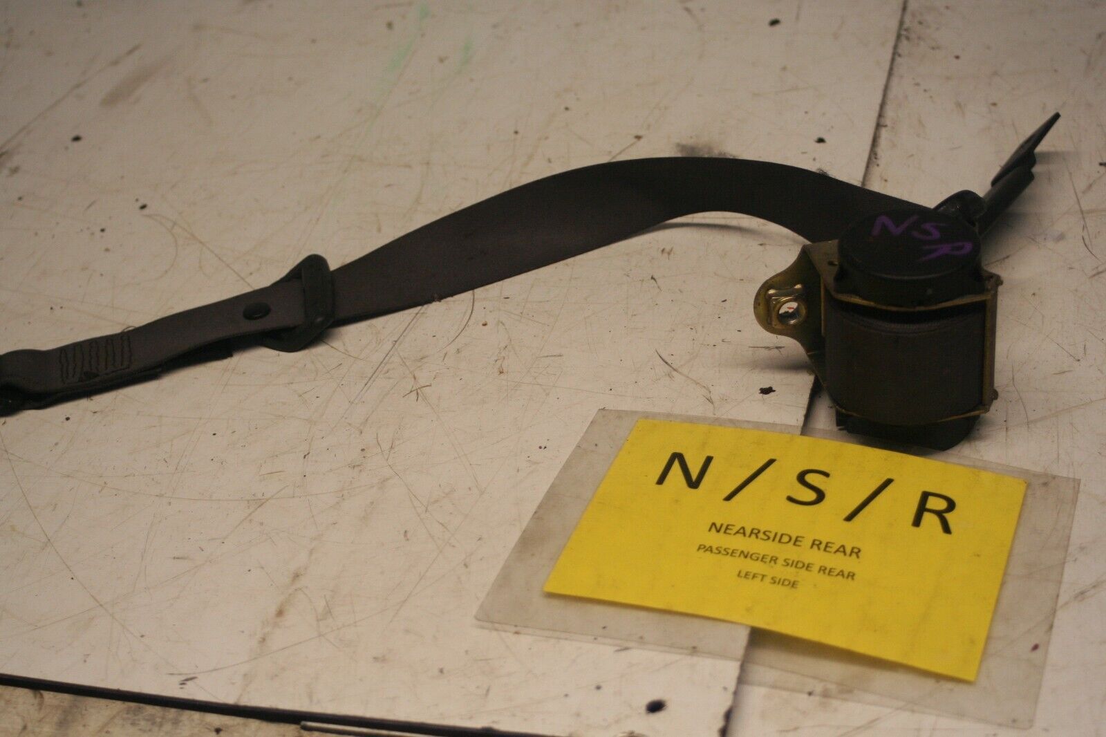 2001 LAND ROVER DISCOVERY 2 TD5. PASSENGER SIDE REAR SEAT BELT