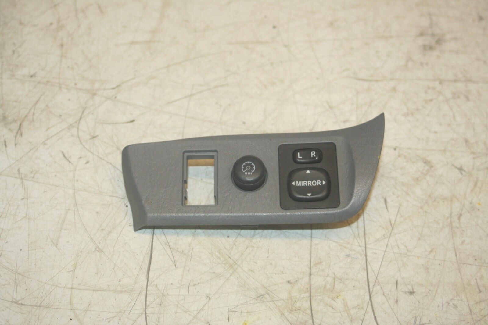 (99) TOYOTA RAV 4 3 DOOR. WING MIRROR CONTROL SWITCH