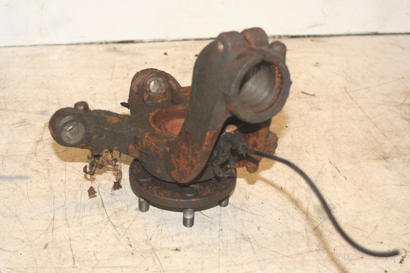 2011 FORD S MAX TITANIUM ECOBOOST. DRIVER SIDE FRONT WHEEL HUB STUB AXLE