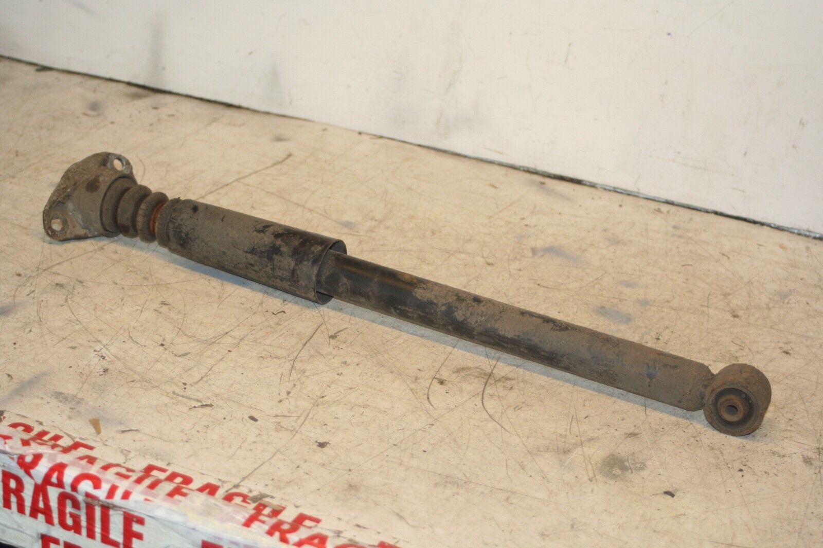 2004 VOLKSWAGEN CONVERTIBLE BEETLE 1.8T. REAR SUSPENSION SHOCK ABSORBER - Image 2