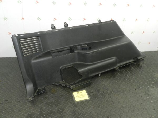 2006 MITSUBISHI SHOGUN MK3. PASSENGER SIDE BOOT PANEL - Image 2