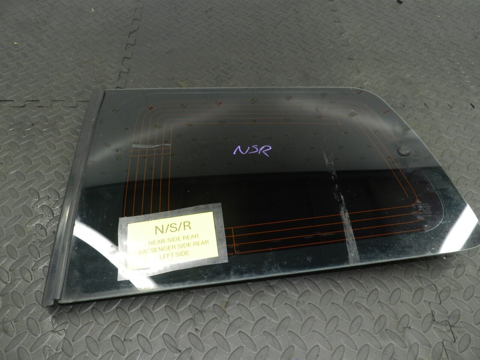 2006 MITSUBISHI SHOGUN MK3. PASSENGER SIDE REAR QUARTER GLASS