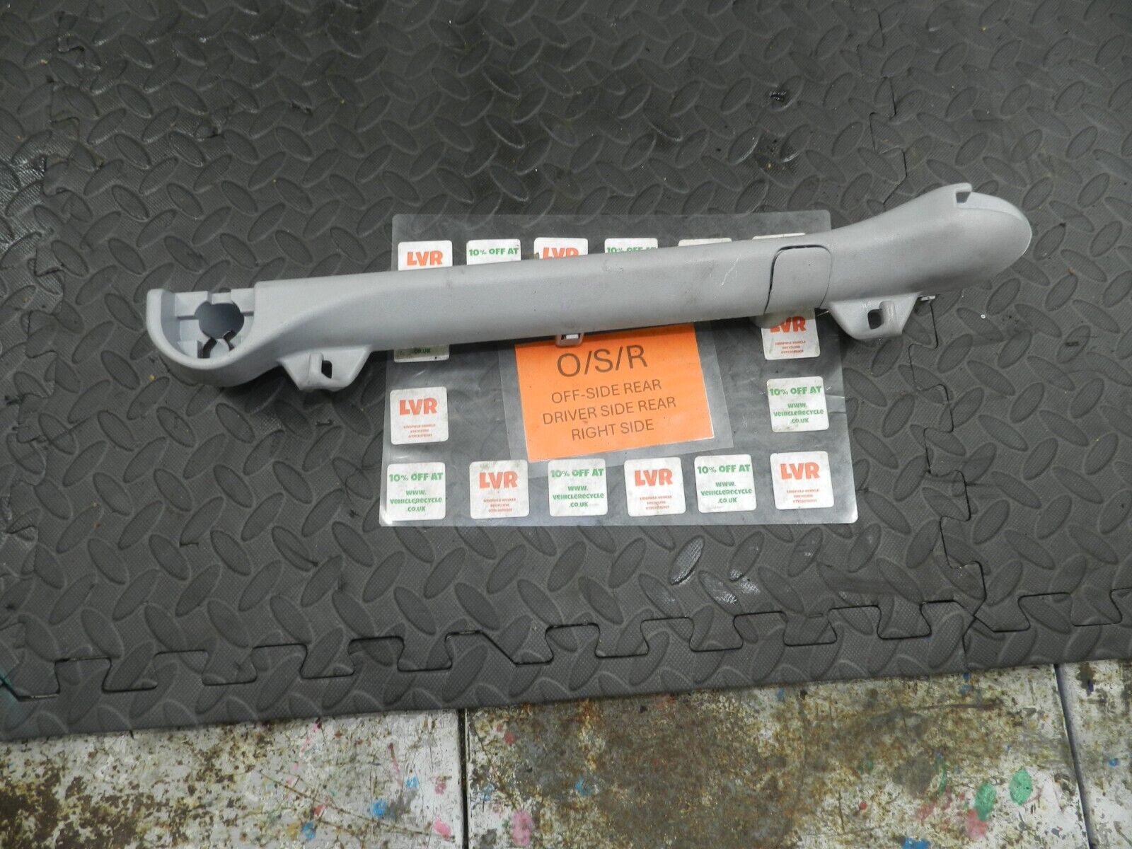 2006 MITSUBISHI SHOGUN MK3. DRIVER SIDE REAR GRAB HANDLE - Image 2