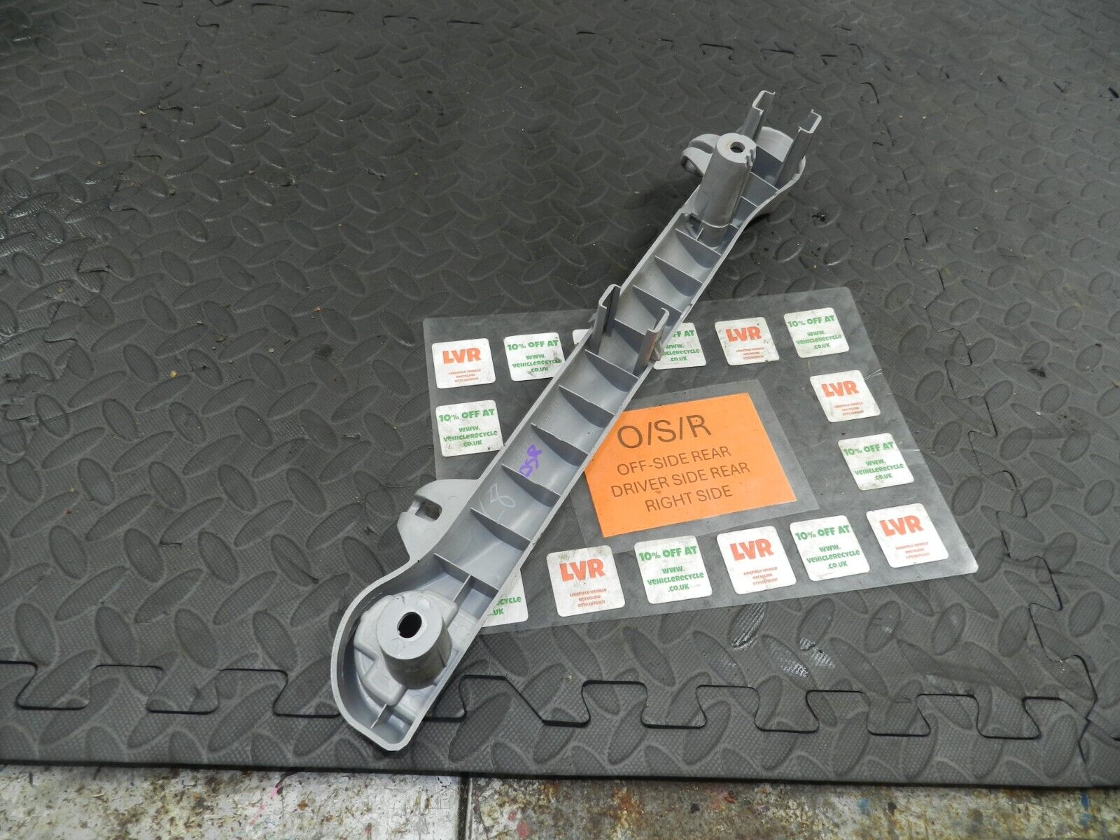 2006 MITSUBISHI SHOGUN MK3. DRIVER SIDE REAR GRAB HANDLE - Image 3