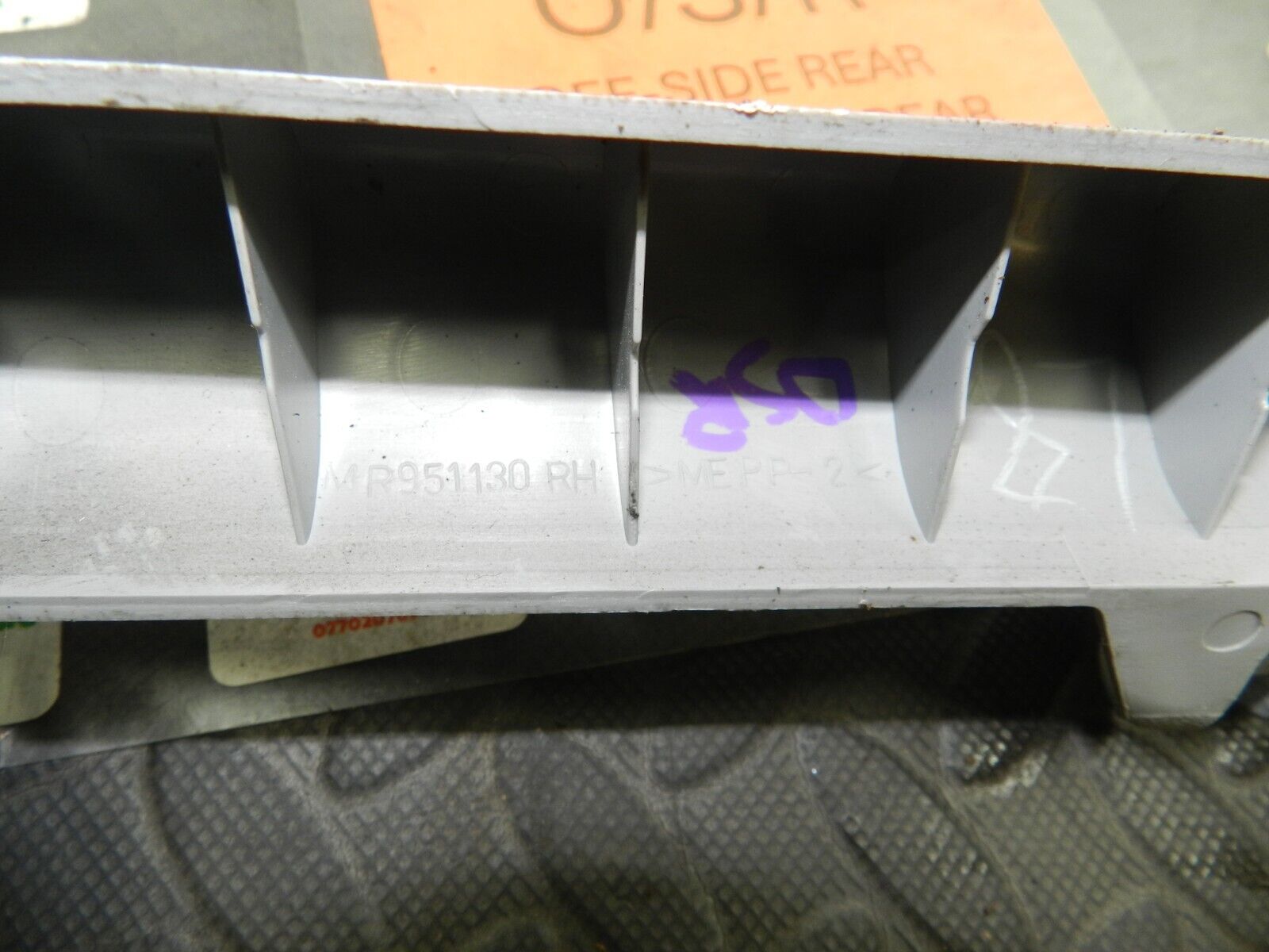 2006 MITSUBISHI SHOGUN MK3. DRIVER SIDE REAR GRAB HANDLE - Image 4