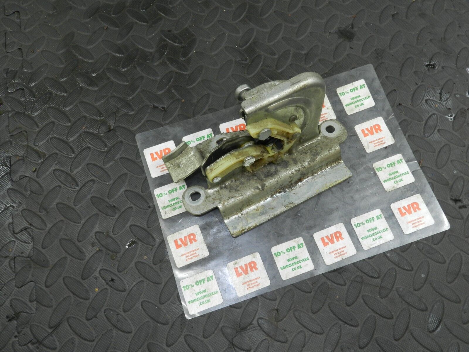 2006 MITSUBISHI SHOGUN MK3. REAR SEAT LATCH CATCH - Image 2