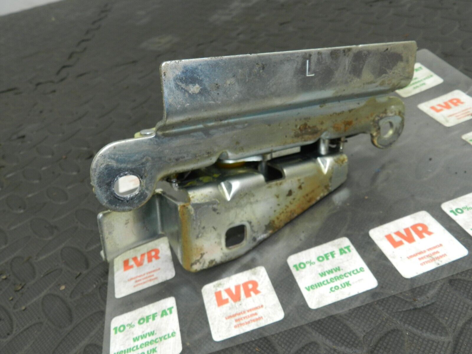 2006 MITSUBISHI SHOGUN MK3. REAR SEAT LATCH CATCH - Image 5