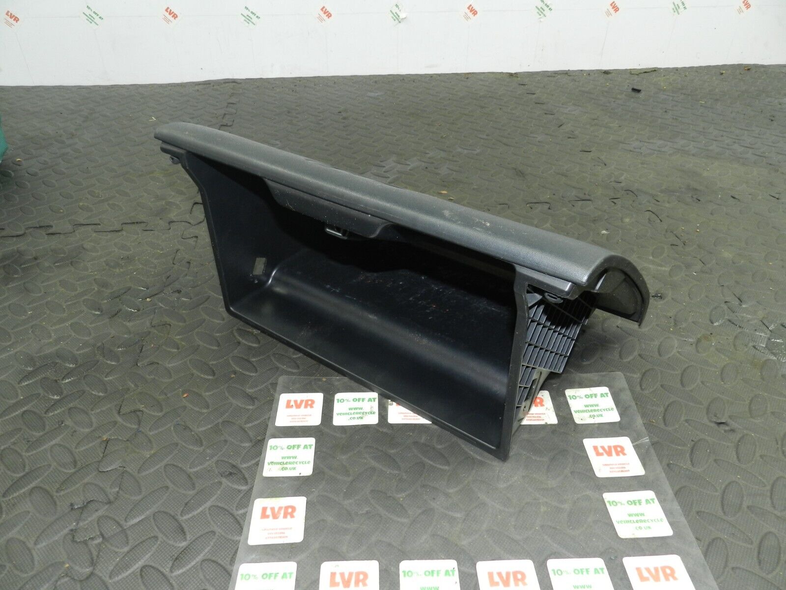 2006 MITSUBISHI SHOGUN MK3. GLOVE BOX LID HOUSING