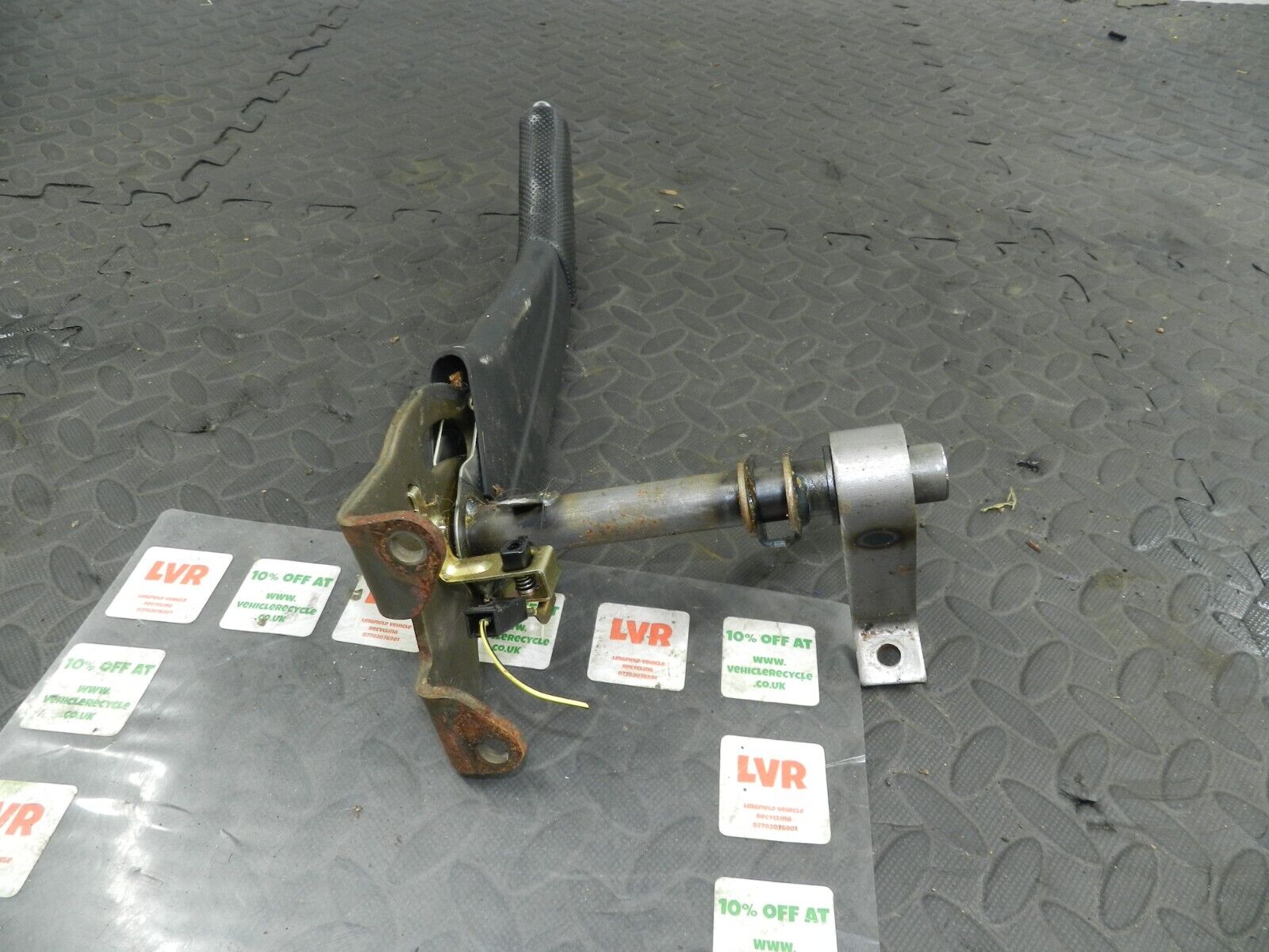 2006 MITSUBISHI SHOGUN MK3. HAND BRAKE LEVER MECHANISM - Image 3