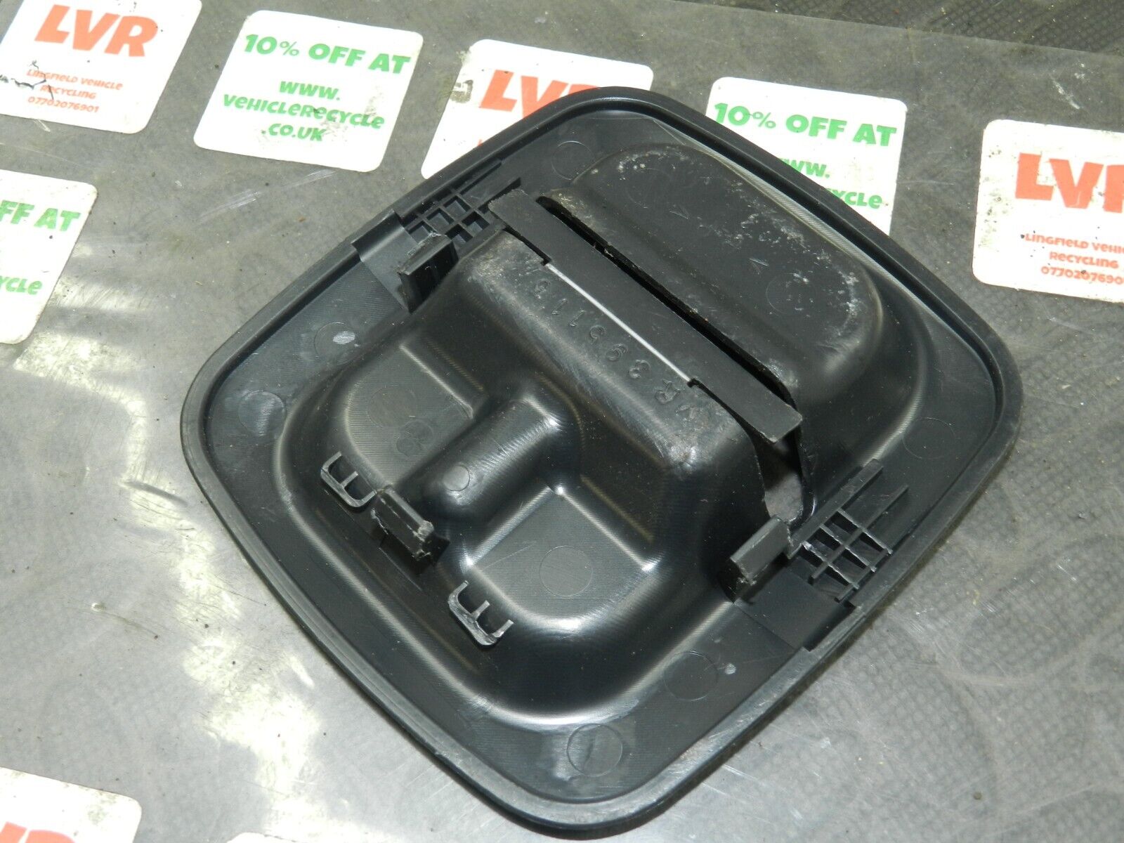 2006 MITSUBISHI SHOGUN MK3. SEAT BASE TRIM FLOOR MR39115 - Image 2