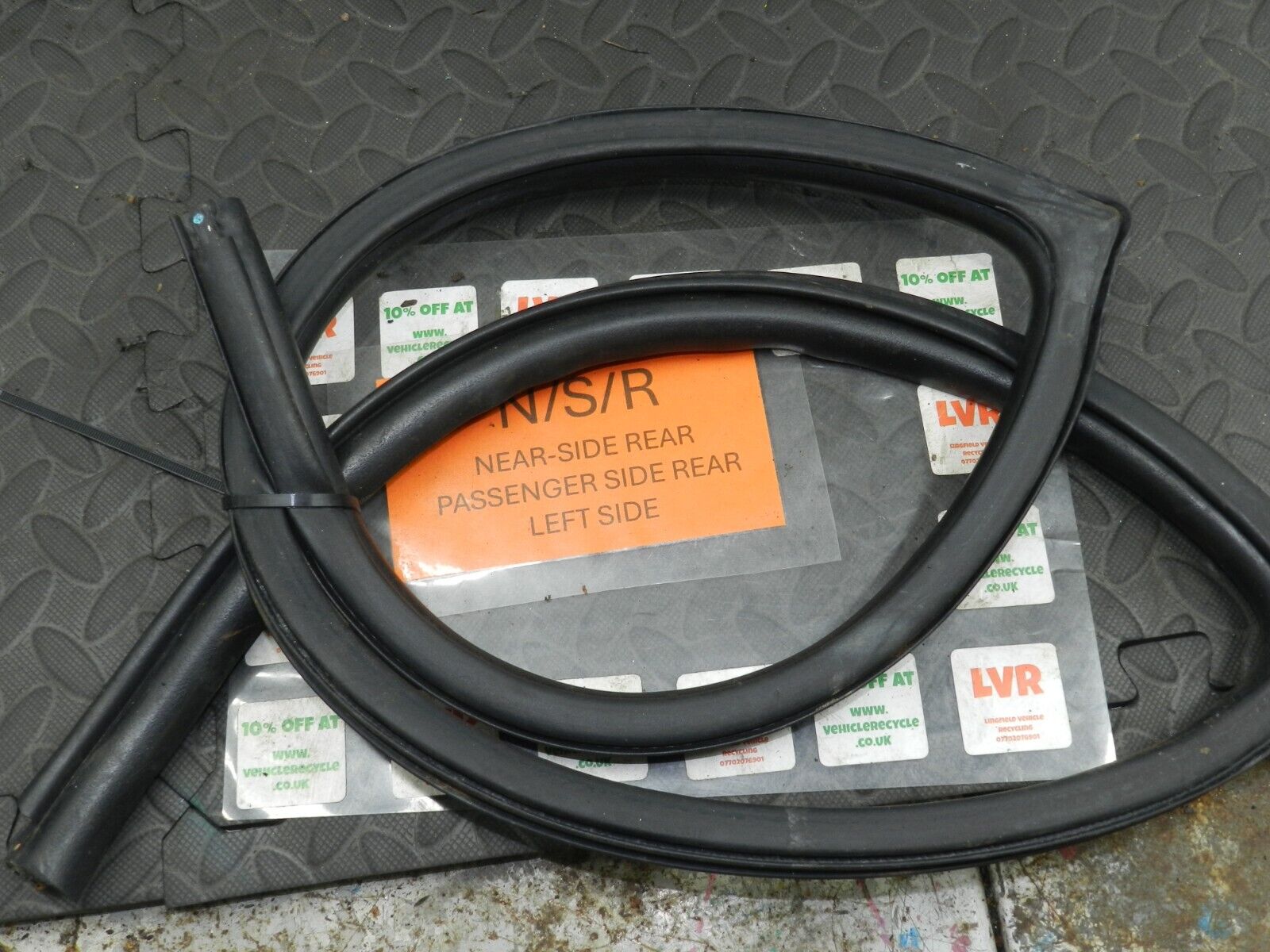 2006 MITSUBISHI SHOGUN MK3. PASSENGER SIDE DOOR RUBBER SEAL - Image 2