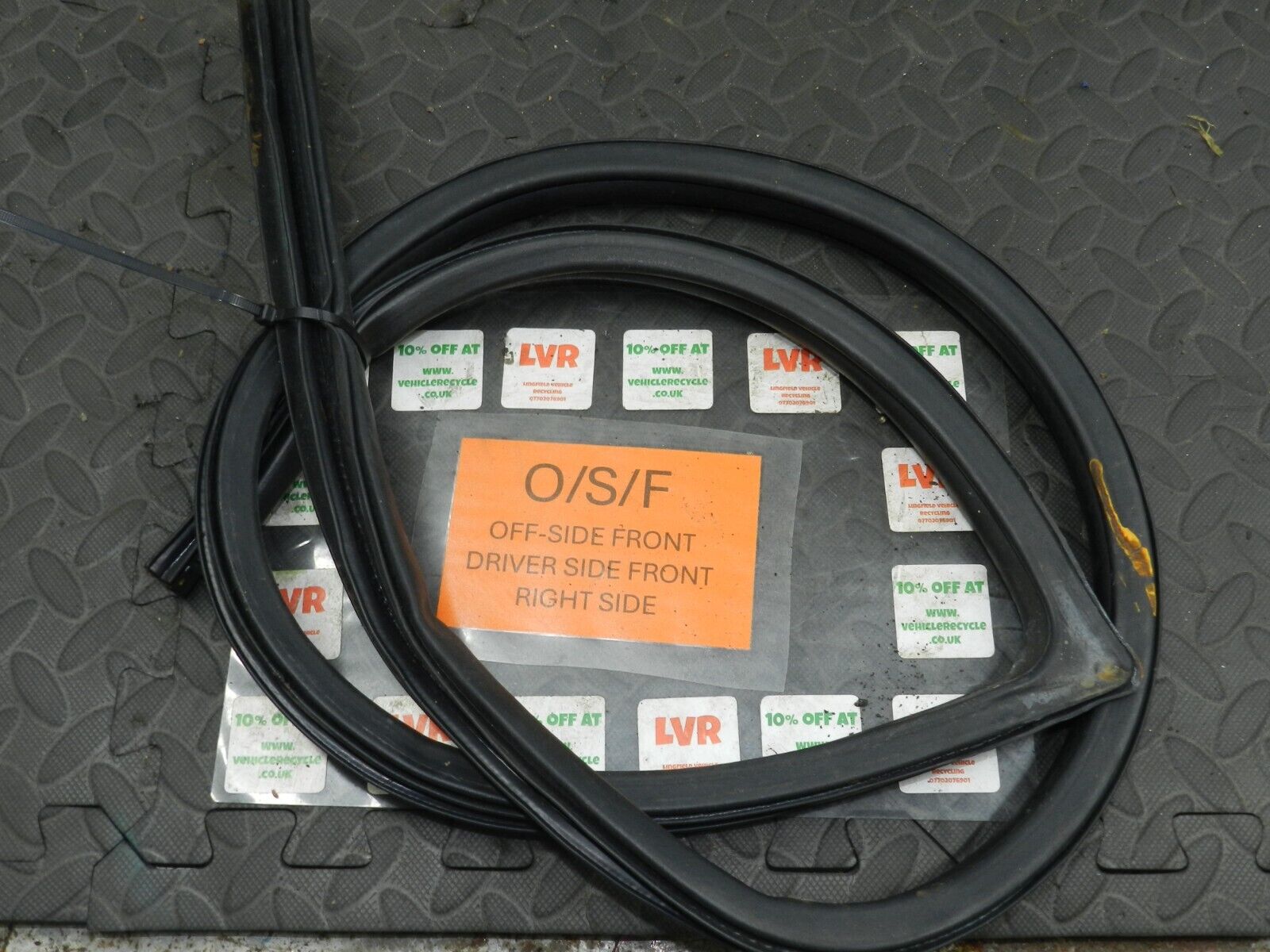 2006 MITSUBISHI SHOGUN MK3. DRIVER SIDE FRONT DOOR RUBBER SEAL - Image 2