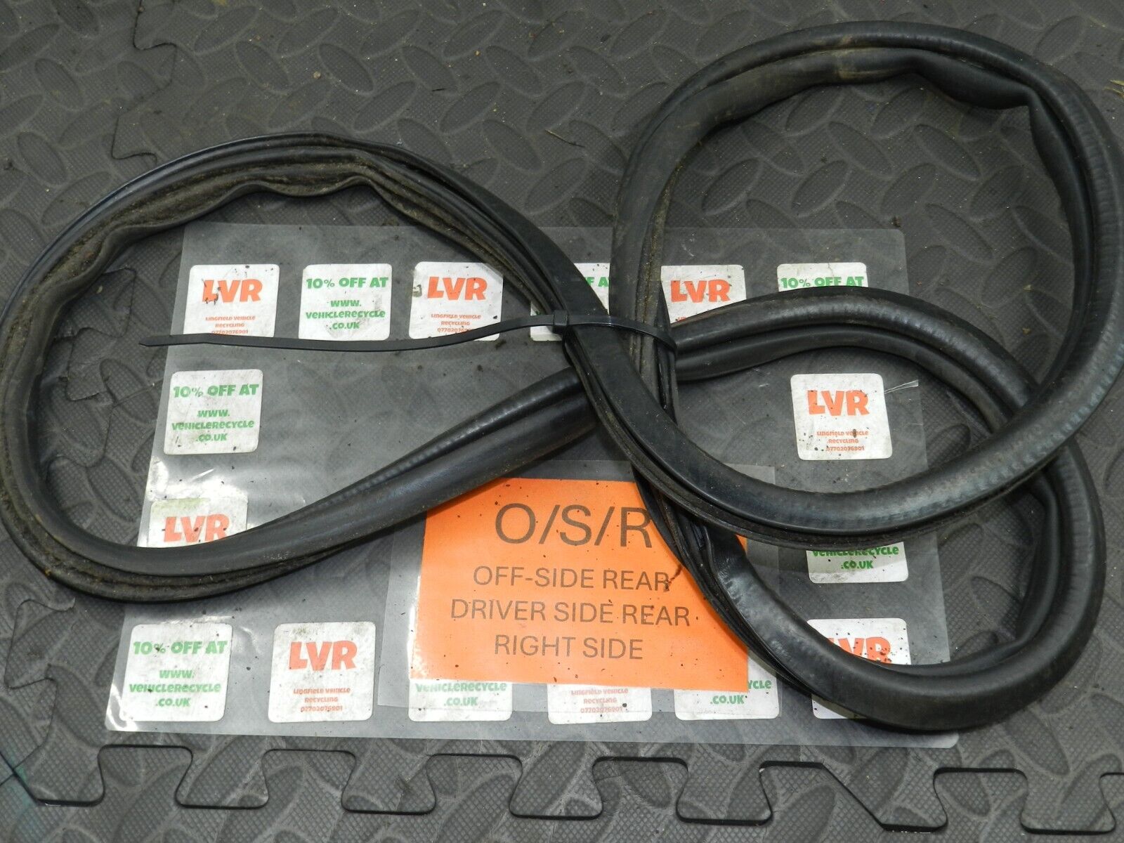 2006 MITSUBISHI SHOGUN MK3. DRIVER SIDE REAR WINDOW RUBBER SEAL - Image 2