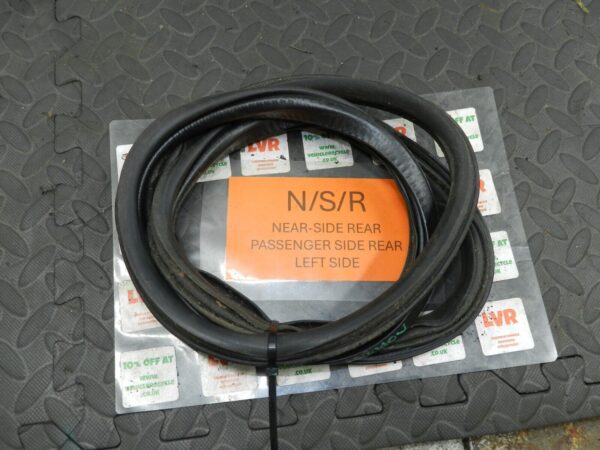 2006 MITSUBISHI SHOGUN MK3. PASSENGER SIDE REAR WINDOW RUBBER SEAL