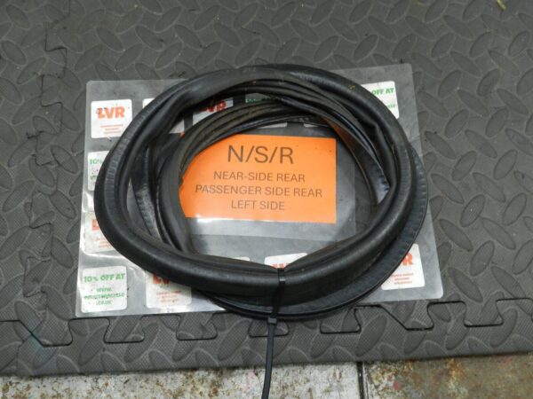 2006 MITSUBISHI SHOGUN MK3. PASSENGER SIDE REAR WINDOW RUBBER SEAL - Image 2