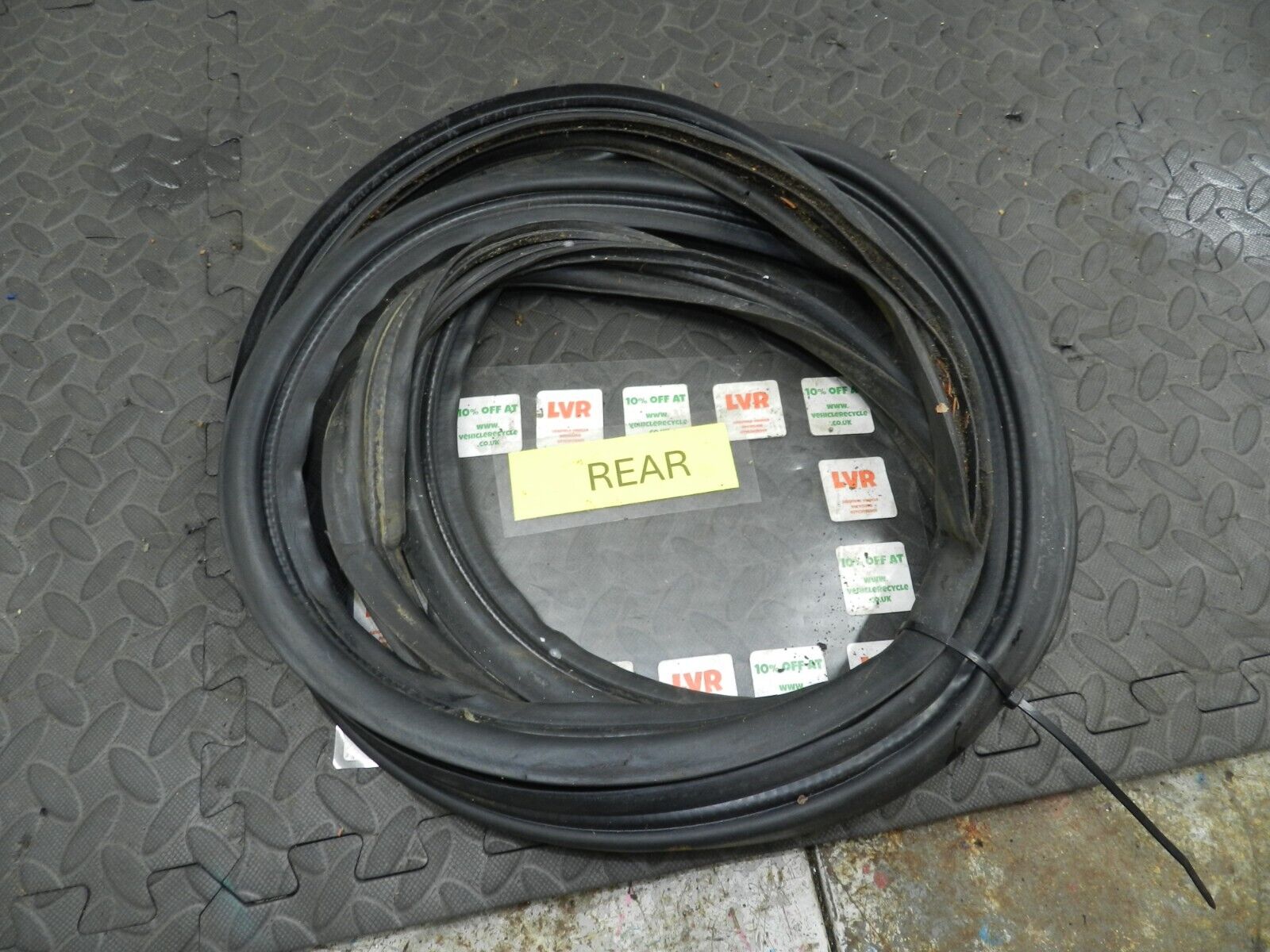 2006 MITSUBISHI SHOGUN MK3. BOOT LID TAIL GATE RUBBER SEAL - Image 2