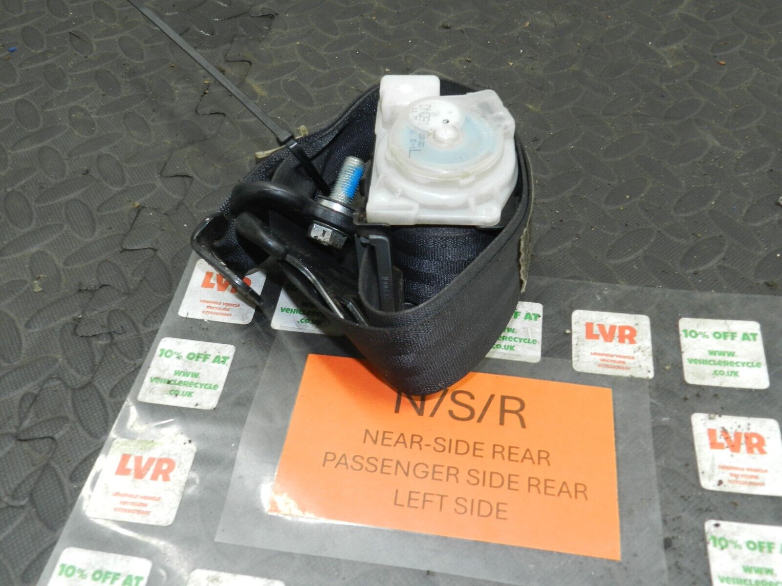 2006 MITSUBISHI SHOGUN MK3. PASSENGER SIDE REAR SEAT BELT - Image 2