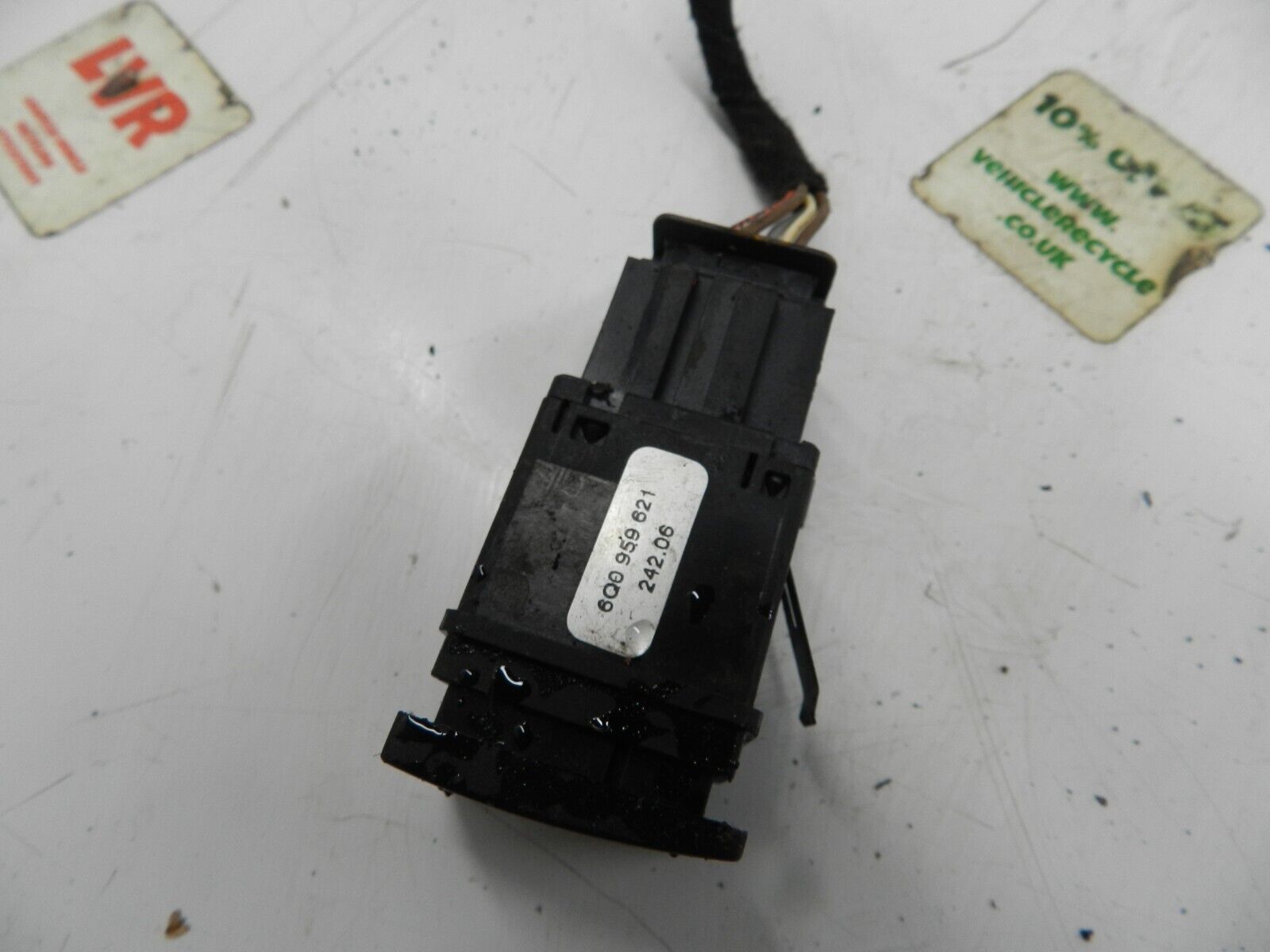 VOLKSWAGEN POLO 9N. REAR WINDSCREEN DEMISTER SWITCH 6Q0959621 - Image 3