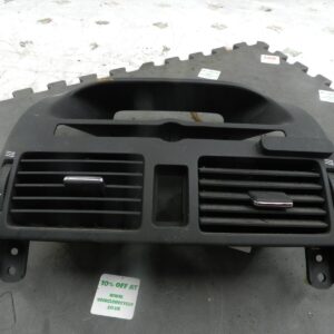 (133) 2005 TOYOTA AVENSIS. CENTRE CONSOLE AIR VENTS