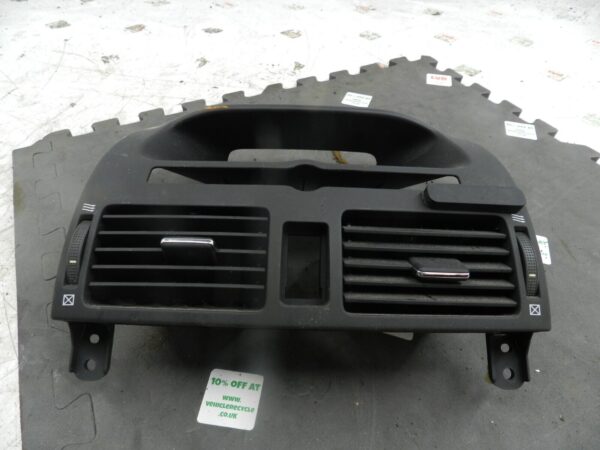 (133) 2005 TOYOTA AVENSIS. CENTRE CONSOLE AIR VENTS