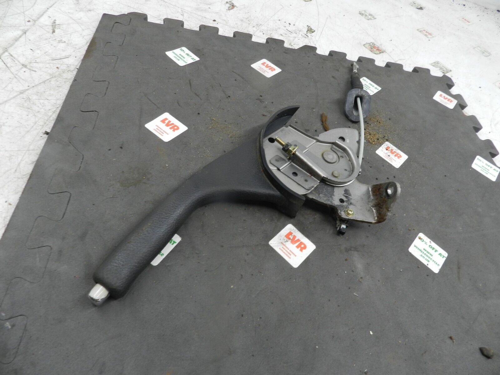 (133) 2005 TOYOTA AVENSIS. HANDBRAKE LEVER