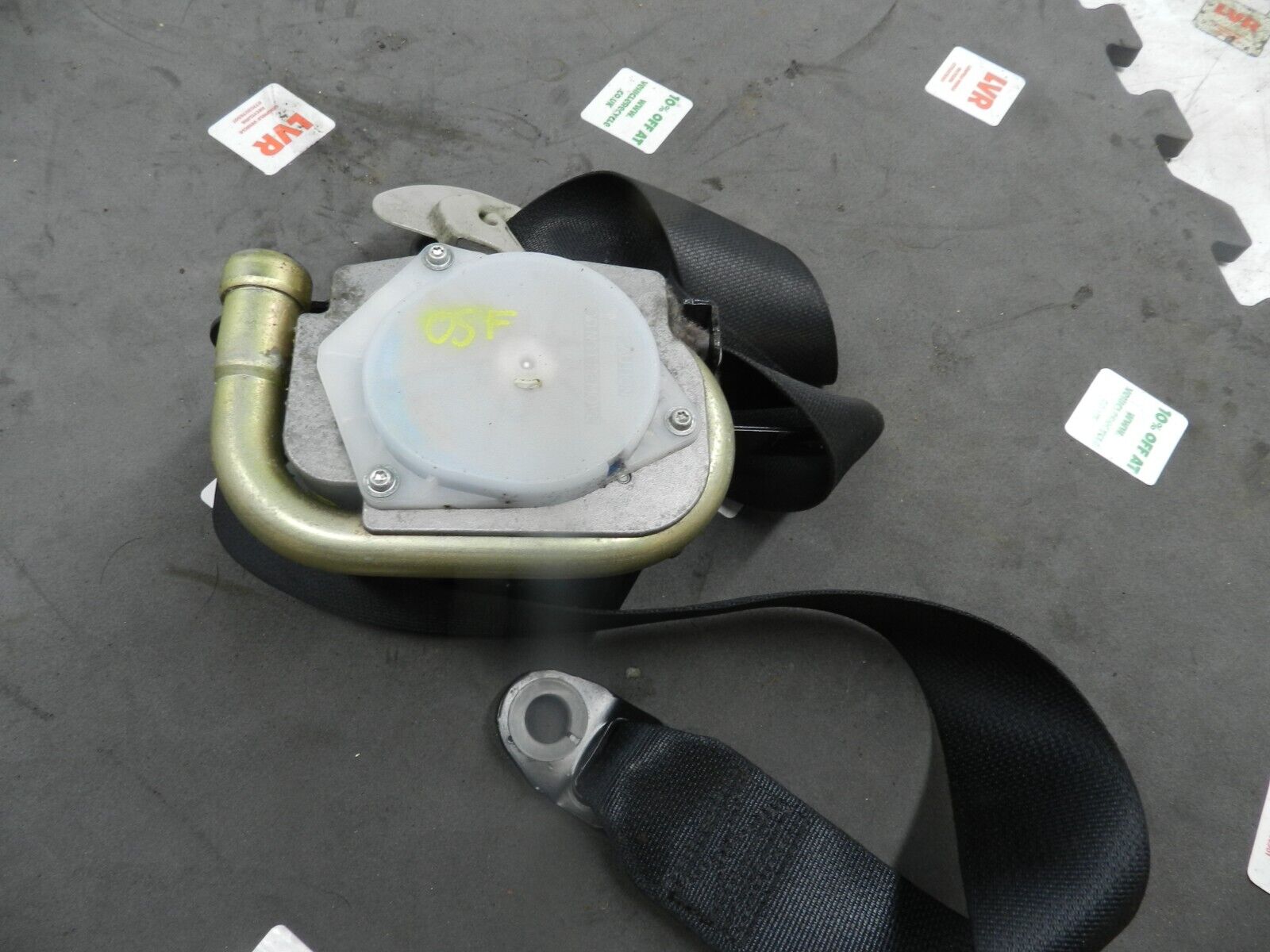 (133) 2005 TOYOTA AVENSIS. DRIVER SIDE FRONT SEAT BELT