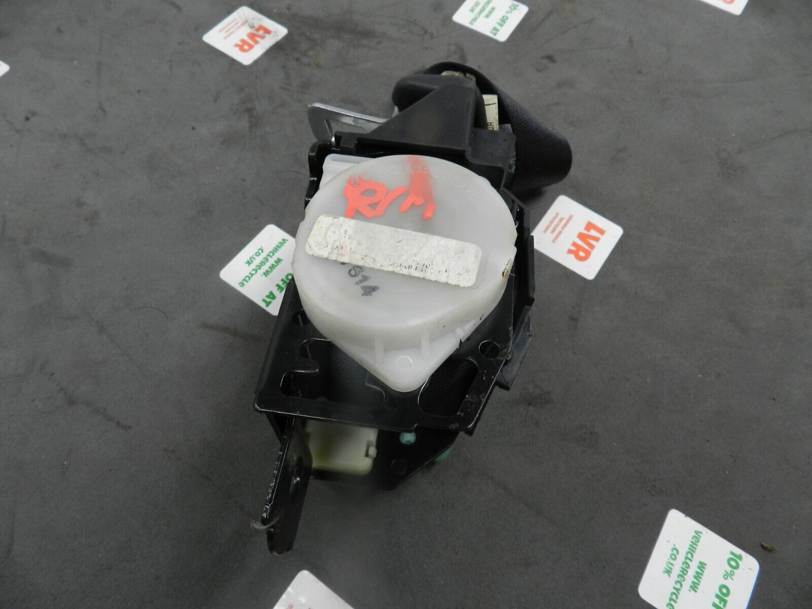 (133) 2005 TOYOTA AVENSIS. MIDDLE SIDE REAR SEAT BELT