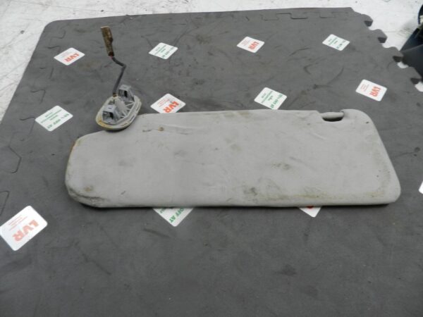 (133) 2005 TOYOTA AVENSIS. DRIVER SIDE SUN VISOR - Image 2