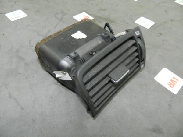 (133) 2005 TOYOTA AVENSIS. AIR VENT