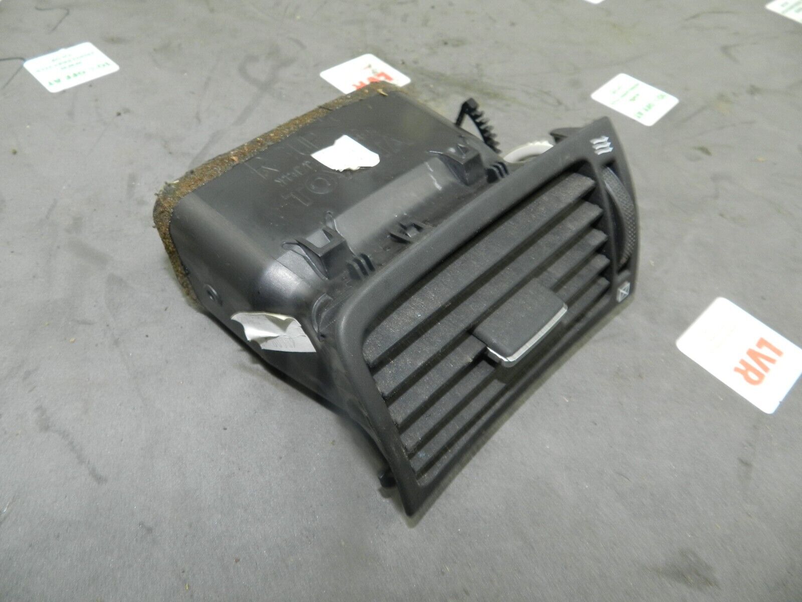 (133) 2005 TOYOTA AVENSIS. AIR VENT